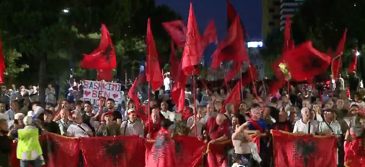 Protesta nuk ndalet , Rama jep dorëheqjen