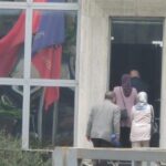 U denoncuan nga qytetarët, momenti kur dy iranianet hyjnë në policinë e Tiranës