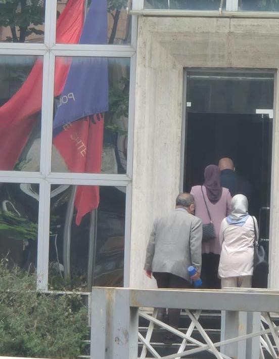 U denoncuan nga qytetarët, momenti kur dy iranianet hyjnë në policinë e Tiranës